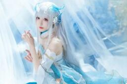 在《王者荣耀》的浩瀚英雄宇宙中，元歌的头像如同一扇通往诡谲与智慧世界的神秘窗口，瞬间攫取着每一位玩家的目光。这张头像不仅是游戏界面的一个标识，更是元歌这位“无间傀儡师”复杂灵魂的浓缩体现——它融合了东